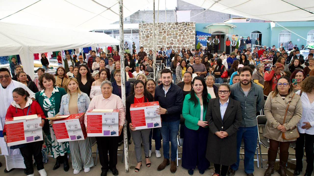 Salvador Santos Entrega Nueva Ambulancia, Unidad Dental y Apoyos a Mujeres para el Fortalecimiento de su Economía