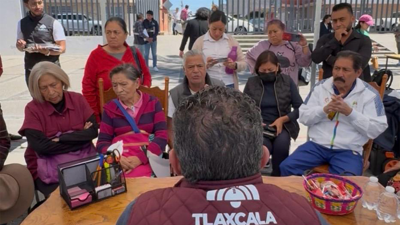 Alfonso Sánchez escucha a vecinos inconformes de Ocotlán y resuelve tener mesa de trabajo