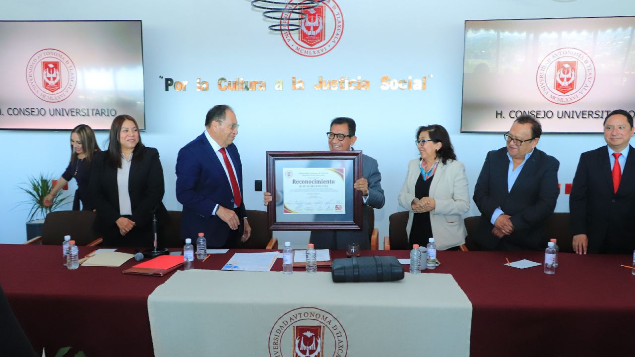 H. Consejo Universitario reconoce el liderazgo educativo y el empuje que el Dr. Serafín Ortiz ha dado a la UATx