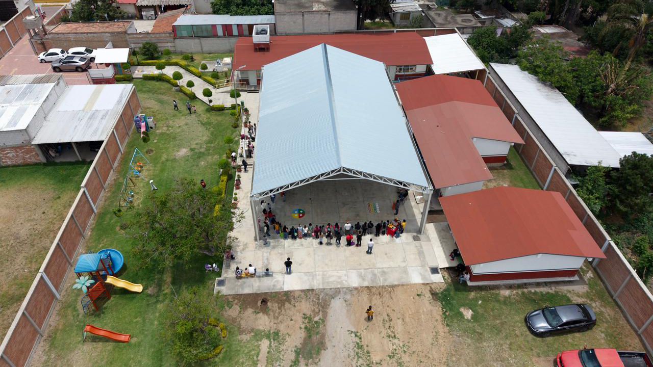 Presidente Miguel Acatzi Luna cumple con la comunidad educativa e inaugura techumbre en Xochicalco