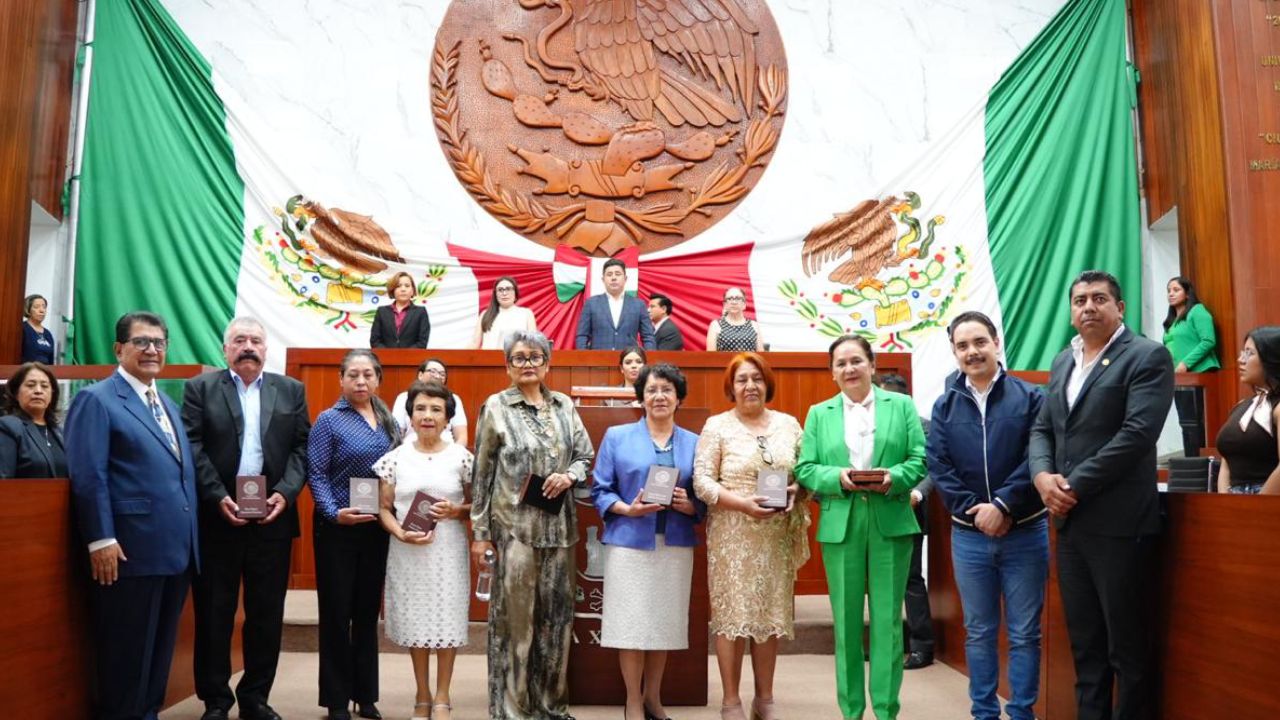 Entrega Congreso del Estado presea “50 Años por la Educación al Servicio del Pueblo”