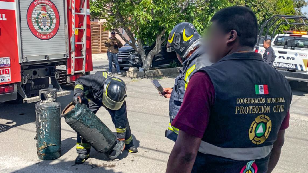 Protección civil municipal de Tlaxcala controla explosión de gas en Acuitlapilco