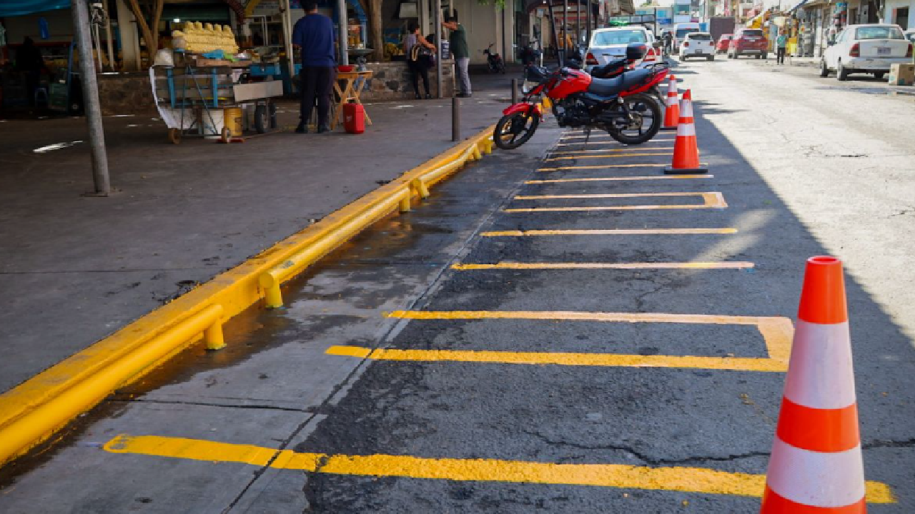 Zacatelco continúa con el reordenamiento del Mercado Municipal para mejorar la movilidad y seguridad.