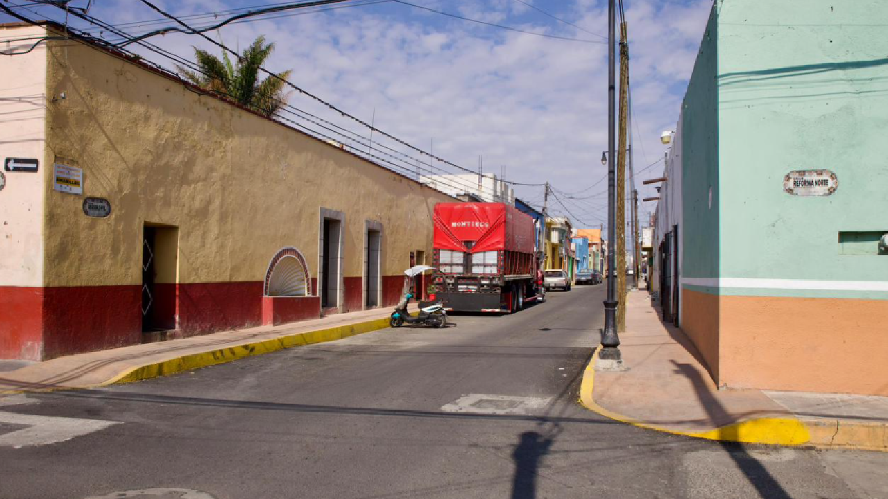 Huamantla continúa mejorando sus vialidades con la rehabilitación de la calle abasolo