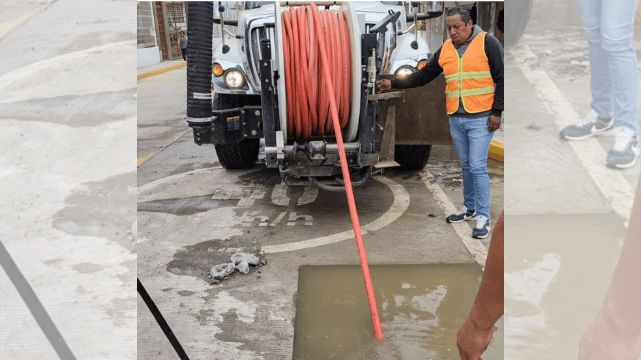 Atiende ayuntamiento de Tlaxcala red de drenaje en la calle Francisco I. Madero de Acuitlapilco