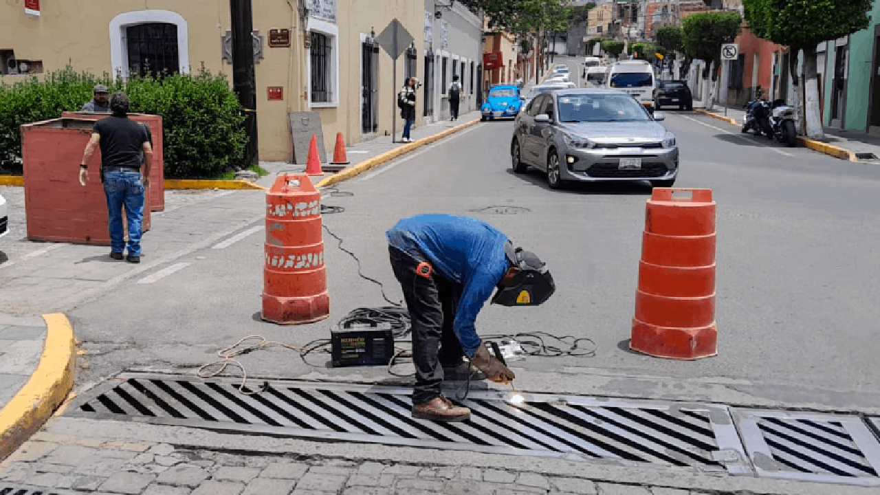 Ayuntamiento de Tlaxcala realiza jornada intensiva de rehabilitación de rejillas para prevenir afectaciones por lluvia