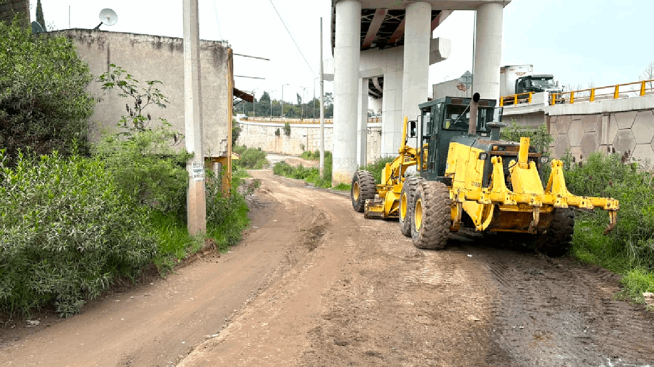 Gobierno de Alfonso Sánchez García da mantenimiento a calle revolución en San Esteban Tizatlán