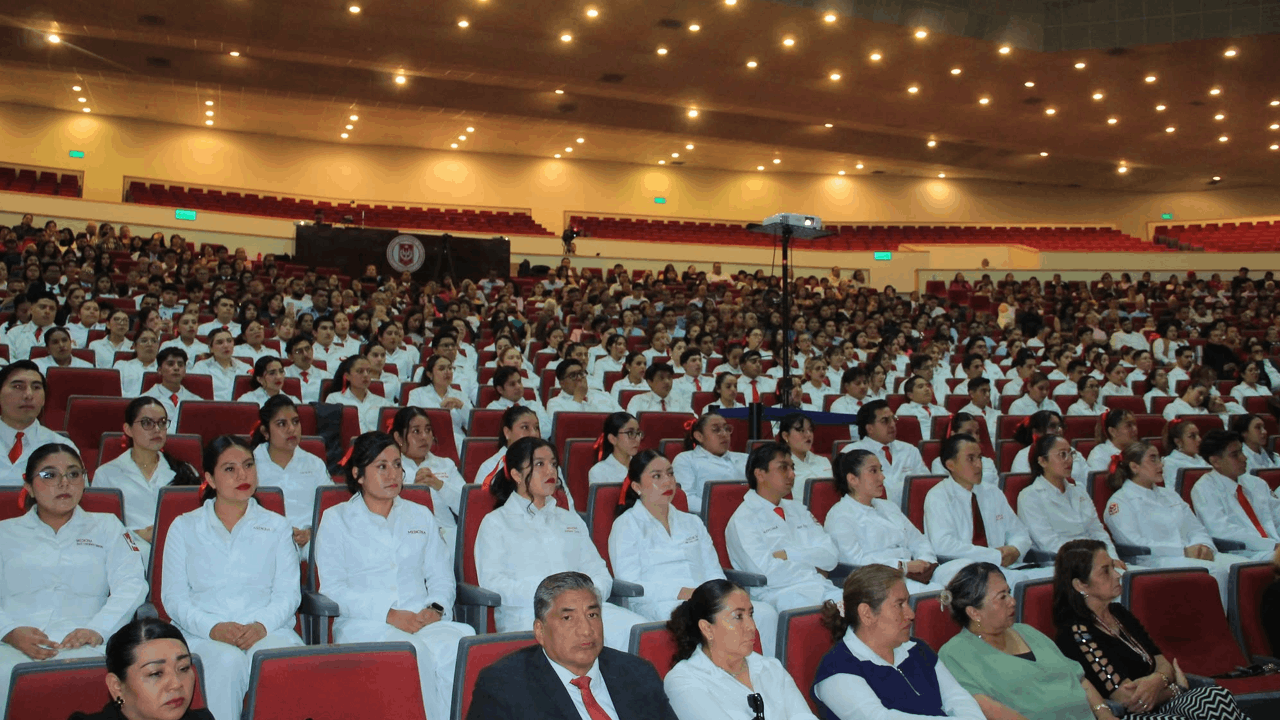 La UATx entrega constancias de egreso a 145 nuevos médicos cirujanos