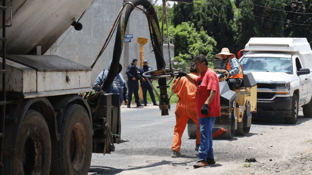 Zacatelco trabaja en el Camino Real con bacheo intensivo