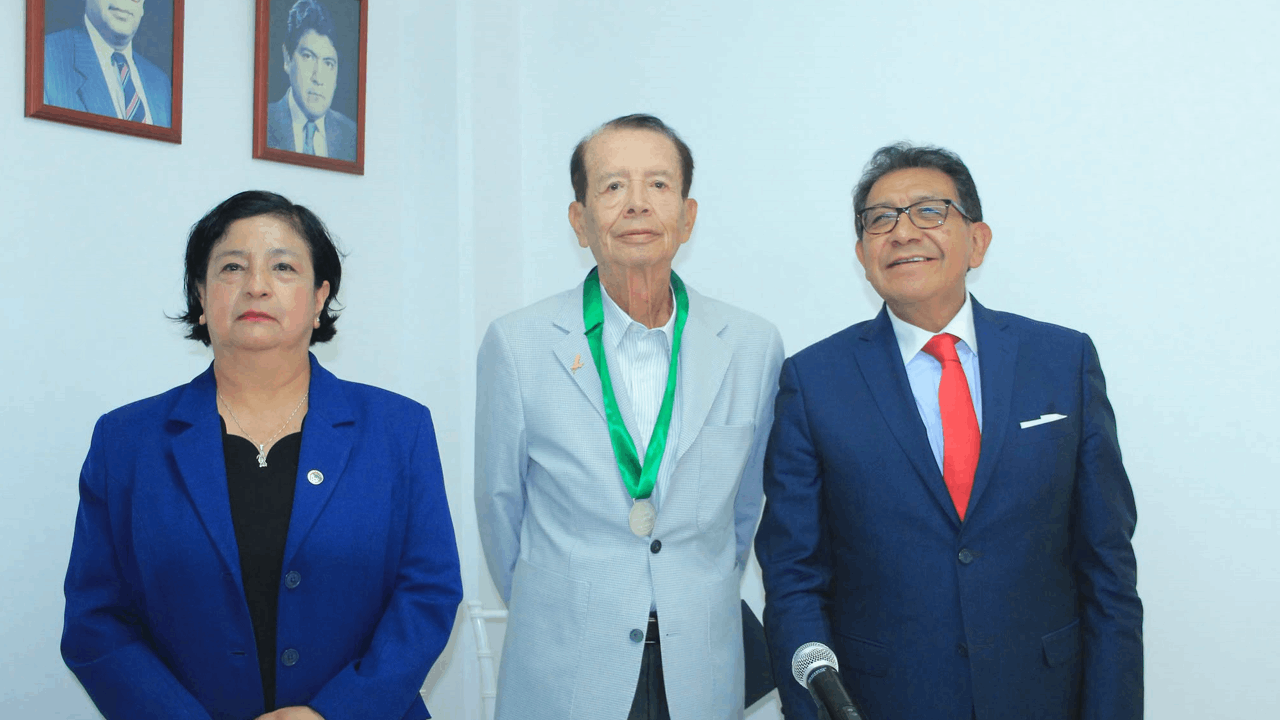 Recibe Juan Méndez Vázquez la Medalla a la Trayectoria Sindical “Efraín Ortiz Linares”
