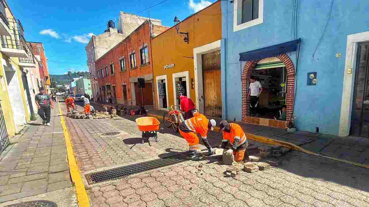 Brigadas de Más Territorio mejoran la movilidad con renivelación de adoquines en el centro de Tlaxcala