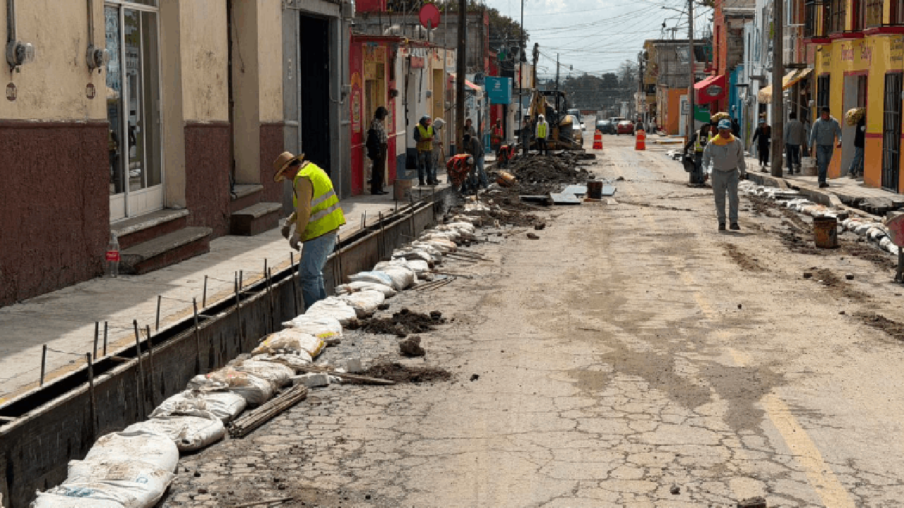 Salvador Santos supervisa obras en calle Abasolo y atiende a vecinos tras lluvias