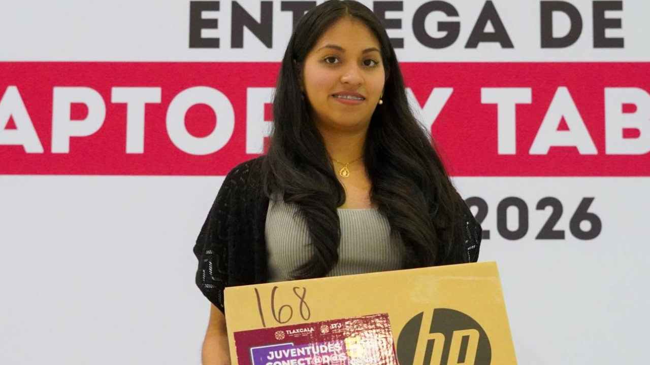 Zacatelco fortalece el desarrollo académico de las juventudes con entrega de equipos de cómputo