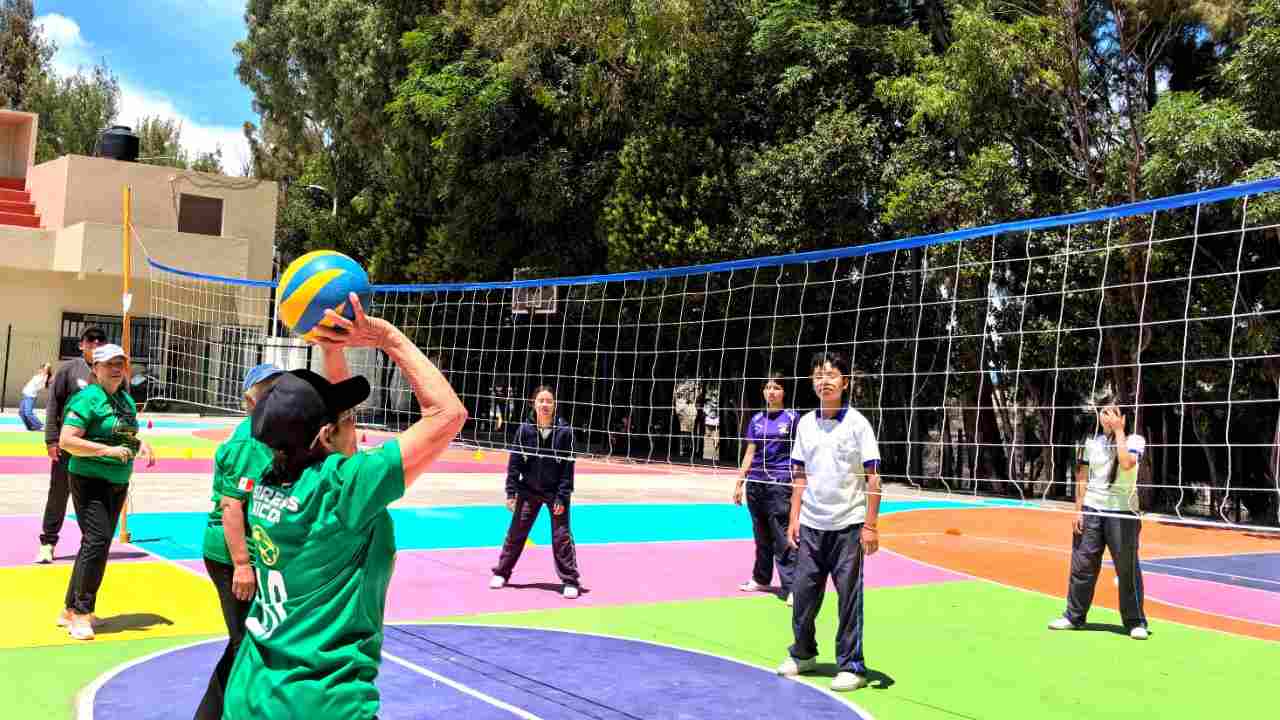 Une SMDIF de Tlaxcala experiencia y juventud en convivencia del equipo "Guerreros de Tlaxcala" con estudiantes del Instituto "Blas Pascal"
