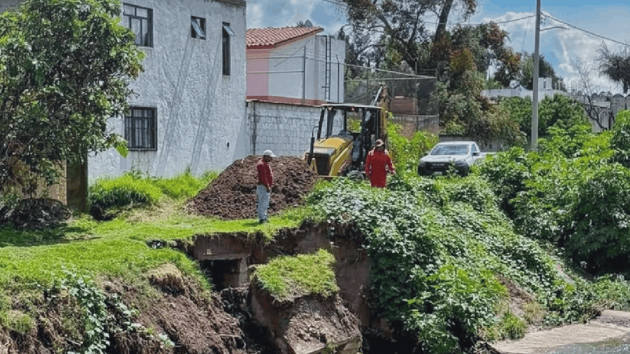 Atiende dirección de obras públicas talud en barranca briones de Santa María Ixtulco