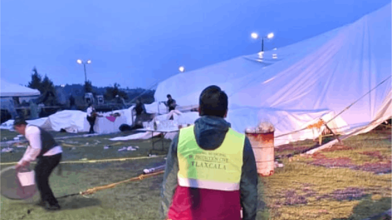 Personal de protección civil municipal atiende reporte por caída de la lona en salón de eventos; no se reportan lesionados
