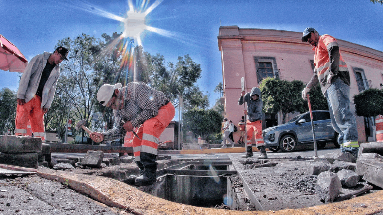 Coloca ayuntamiento de Tlaxcala nueva rejilla reforzada en la Avenida Independencia y resuelve problema de fondo