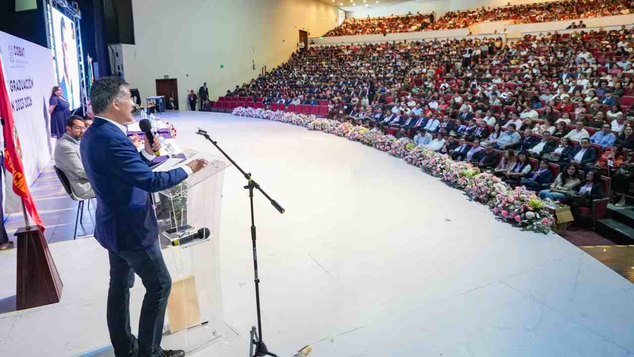 Alfonso Sánchez García apadrina a más de 900 egresados del COBAT y refrenda su compromiso con la juventud