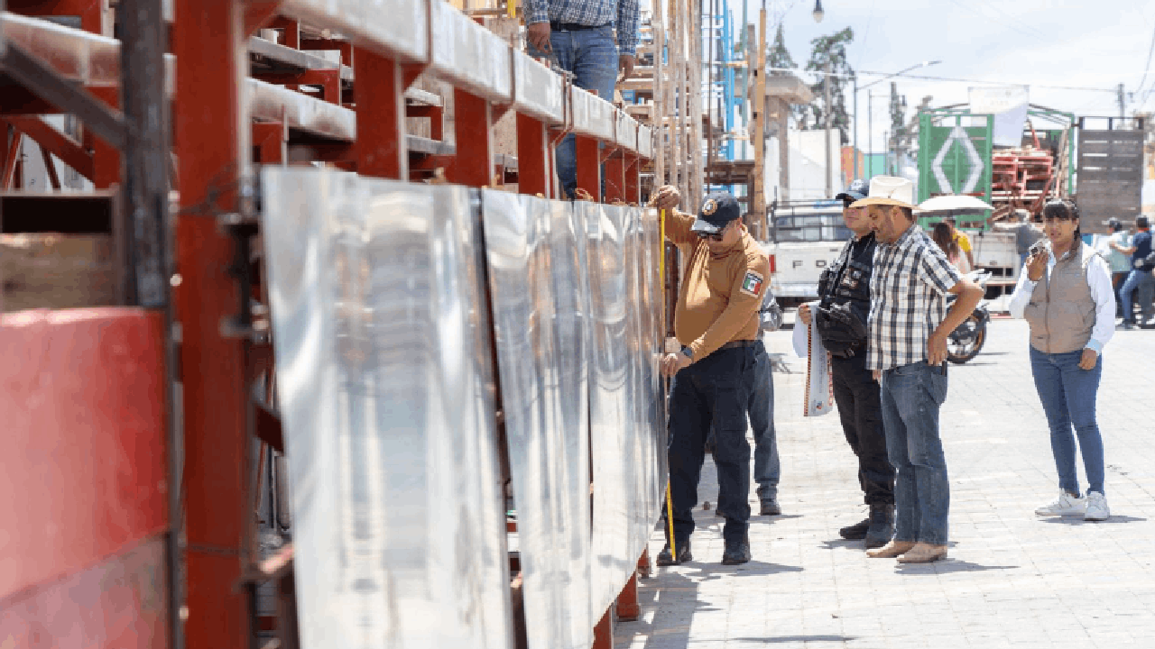 El comité taurino municipal de Huamantla entrega notificaciones preventivas para fortalecer la seguridad de la Huamantlada 2026