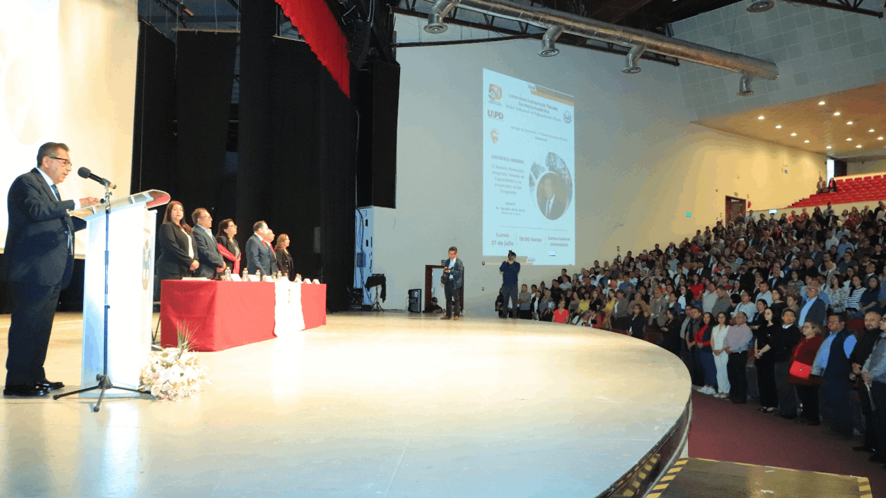 La formación docente fortalece la misión transformadora de la UATx Rector