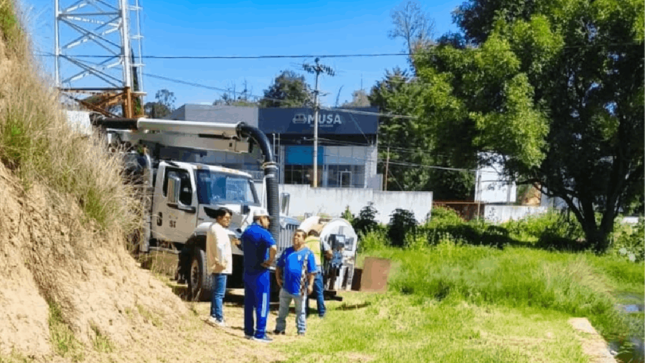 Con camión váctor, ayuntamiento de Tlaxcala interviene la infraestructura del Cobat plantel 01 para prevenir riesgos sanitarios