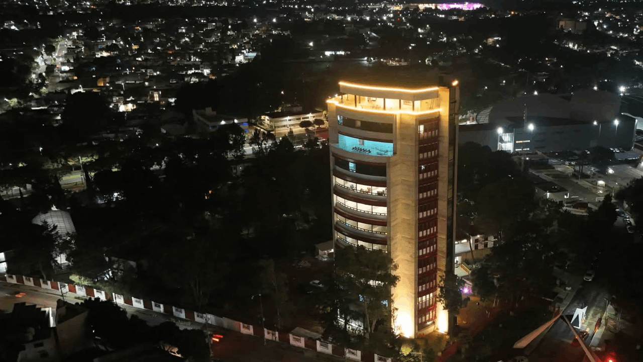 Ilumina UATx su Torre de Rectoría e inicia una nueva etapa de servicio a la comunidad