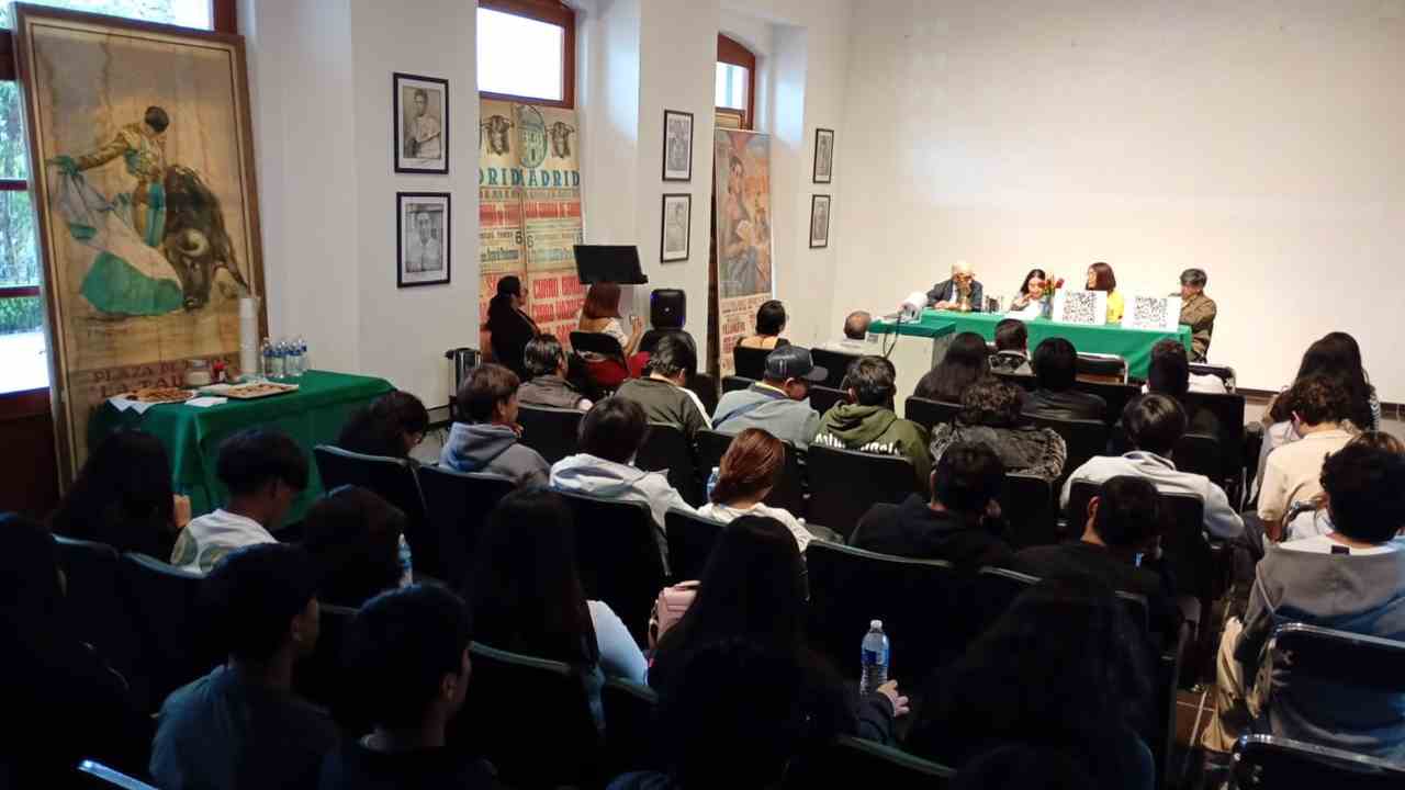 Conversatorio "Las campanas tienen voz" fortalece la identidad cultural de Huamantla