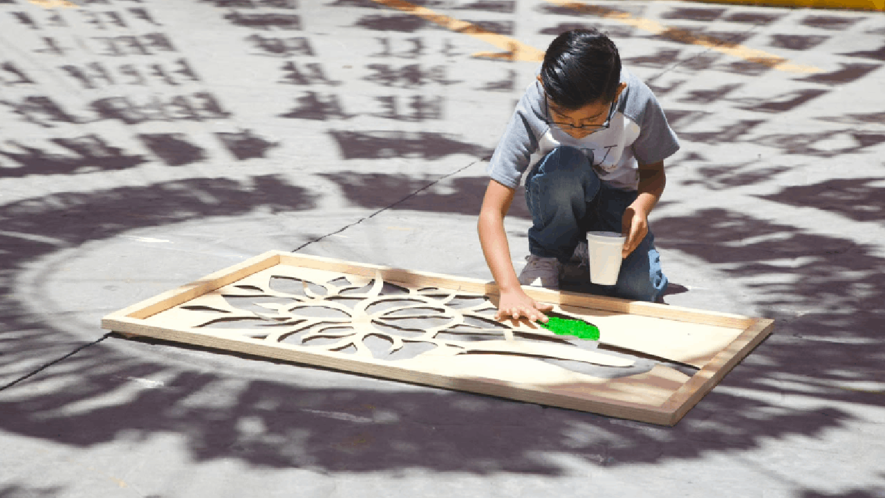 Pequeños artistas disfrutan de una mañana entre colores y aserrín
