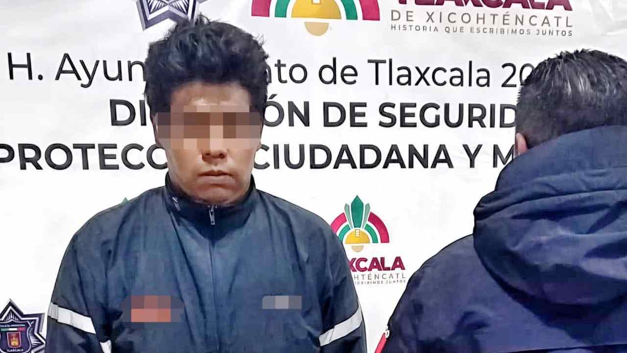 Policía Municipal de Tlaxcala asegura a dos personas y recupera motocicleta con reporte de robo