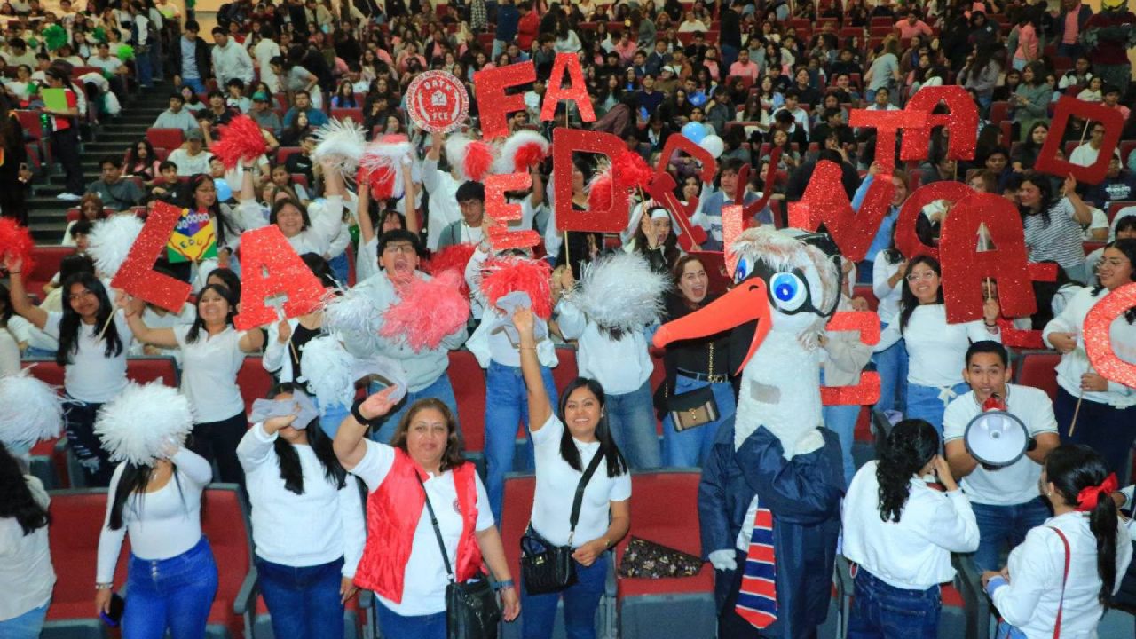 Rector de la UATx da la bienvenida a estudiantes de nuevo ingreso