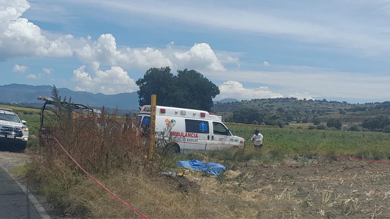 Atienden reporte de aparente derrape de motocicleta en Huamantla, persona pierde la vida