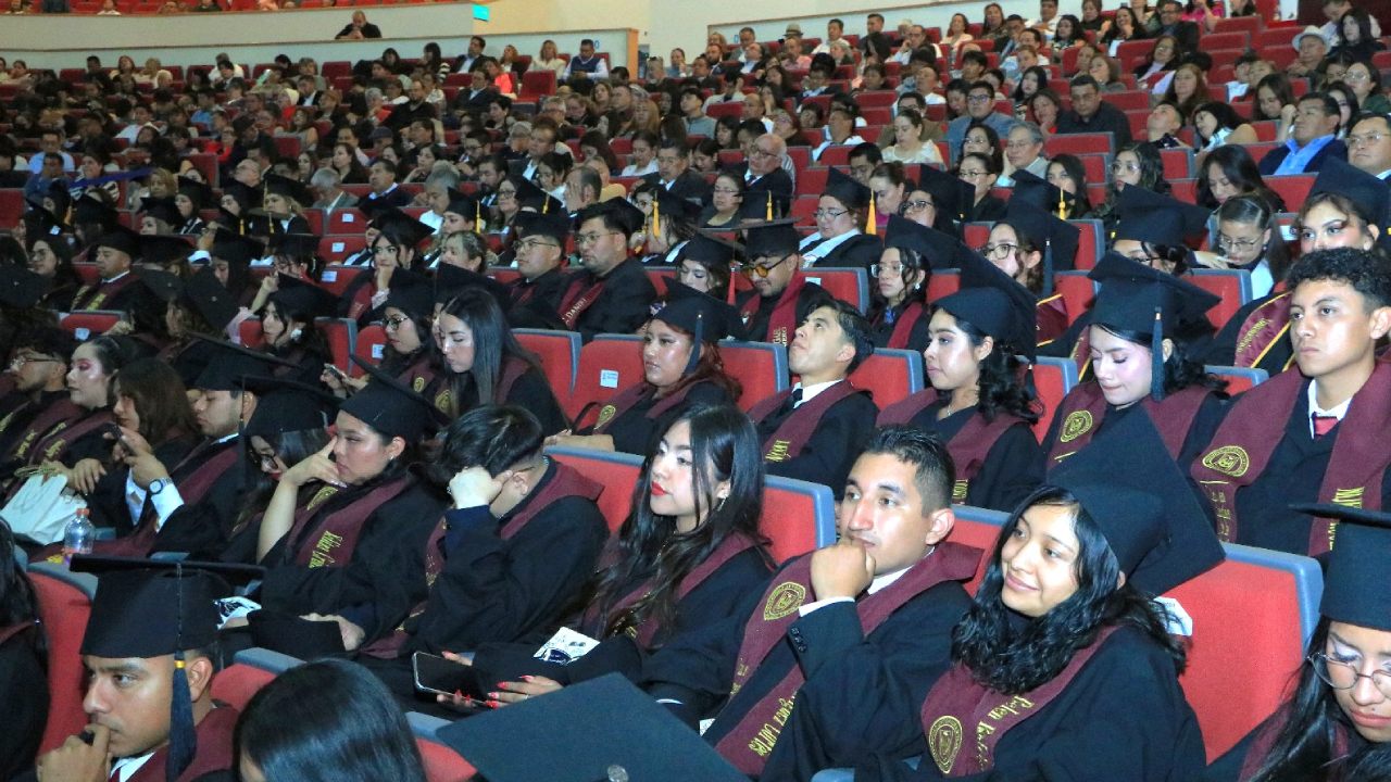 Encabeza Rector de la UATx entrega de constancias a 192 egresados de Ciencias de la Educación