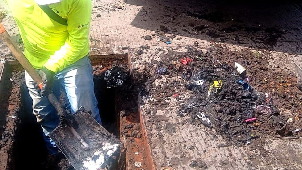Realiza ayuntamiento de Tlaxcala jornada intensiva de limpieza preventiva de rejillas pluviales para proteger a la ciudadanía