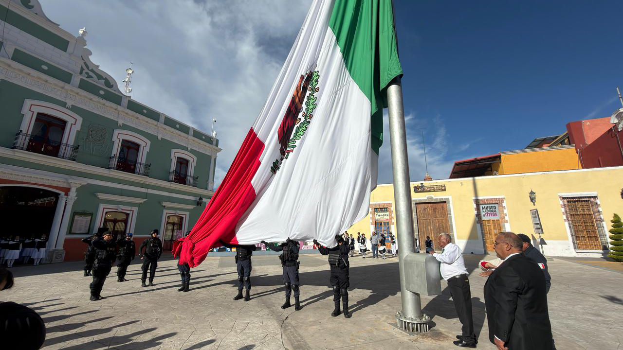 Comunidad del Carmen Xalapatlahuaya y telesecundaria Malintzi encabezan homenaje cívico en Huamantla