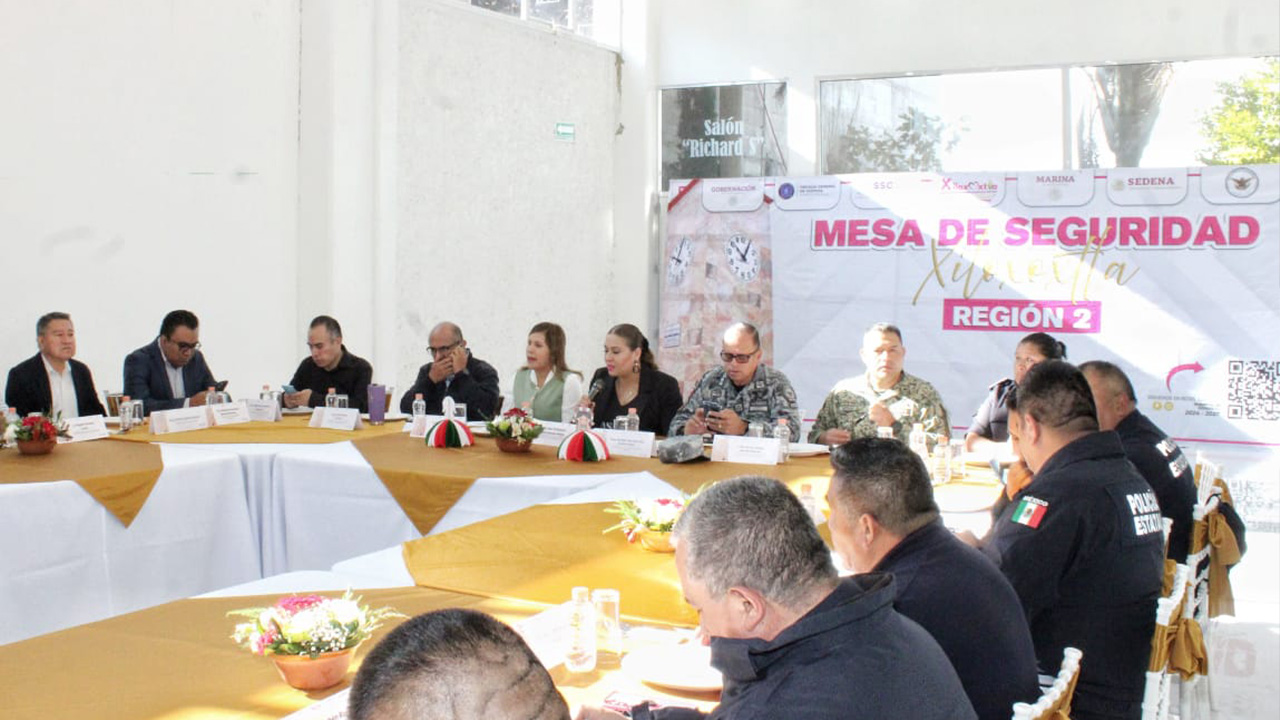 El presidente municipal de Tlaxcala, Carlos López Suárez, participa en la mesa de seguridad en Xiloxoxtla