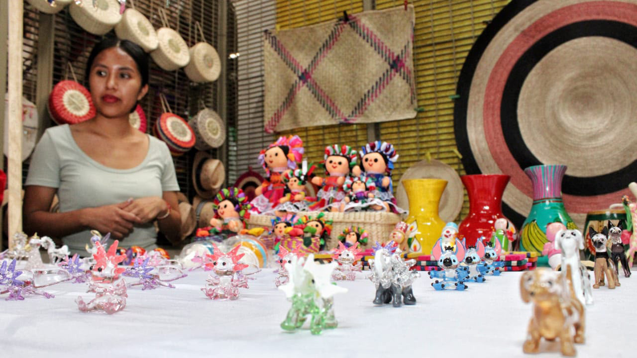 Ana Laura Ochoa mantiene viva la tradición artesanal en el mercado de artesanos de Tlaxcala
