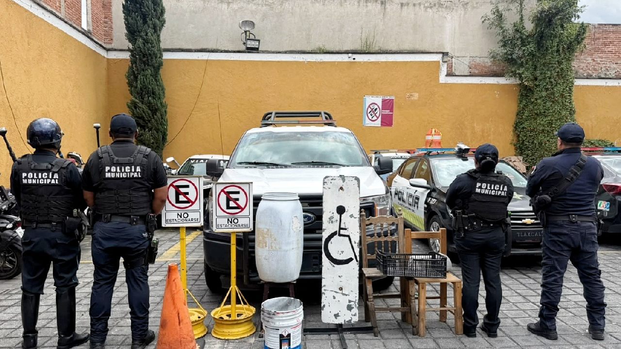 LA VÍA PÚBLICA  Policía de la Capital Continúa con Retiro de Apartados en la Vía Pública