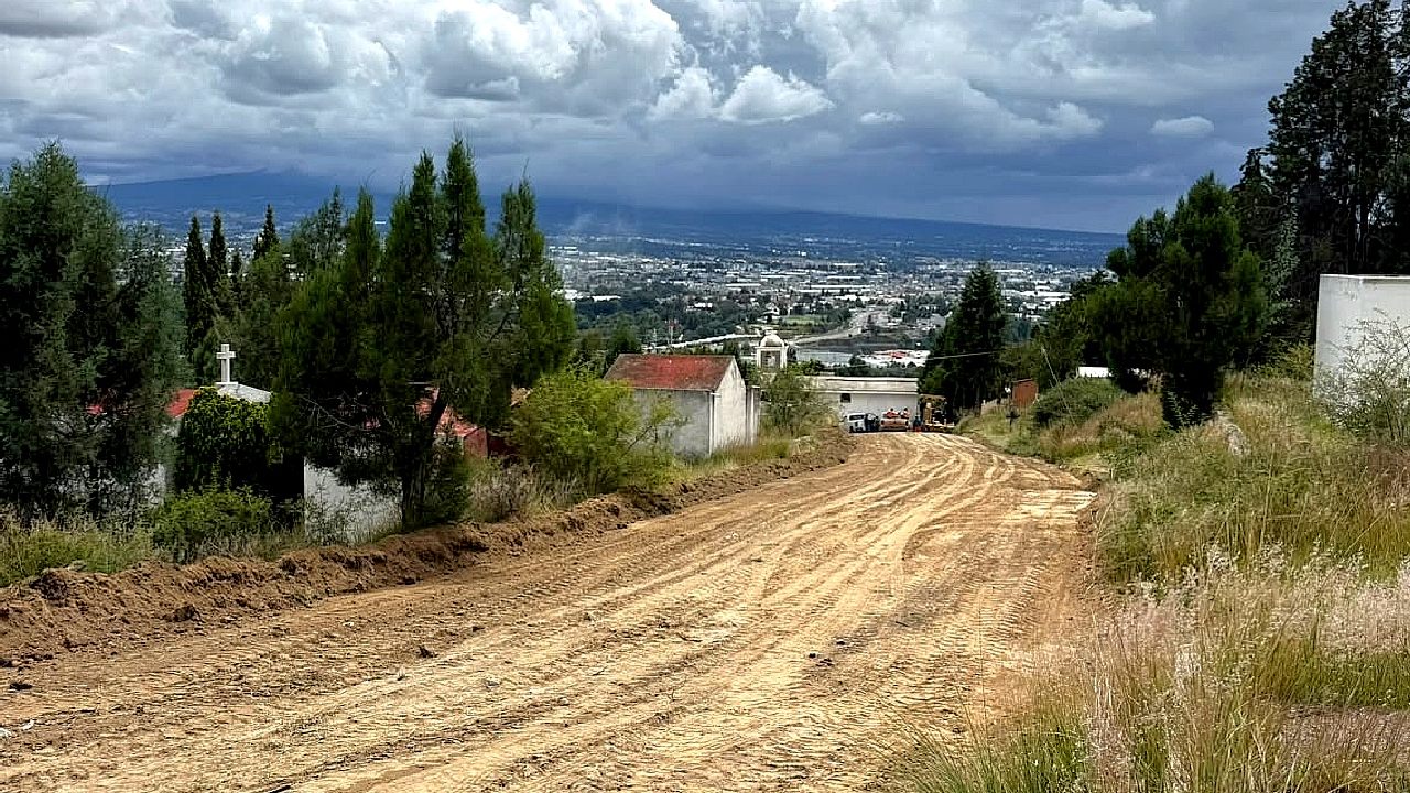 Previo al Día de Muertos, Ayuntamiento de Tlaxcala Mejora Caminos en Tizatlán