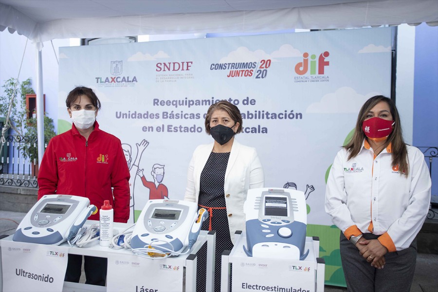Entrega Sandra Chávez cinco vehículos adaptados para personas con discapacidad