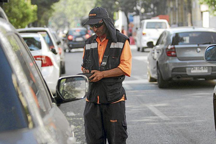 Alertan sobre falsos cobradores de parquímetros en la capital