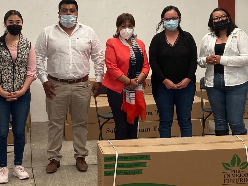 Entregan calentadores solares Anabell Ávalos y Laura Flores a familias de la capital