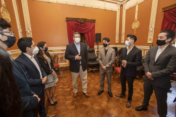 Marco Mena se reúne con estudiantes que tuvieron la  “Beca a China a 2020”