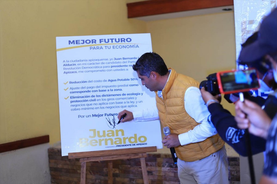 Juan Bernardo se compromete a reducir 50% tarifa de agua y eliminar dictámenes a negocios que no lo requieran