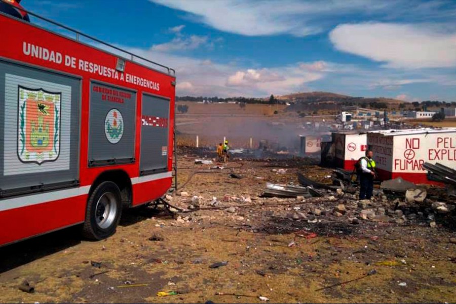 El heroico cuerpo de bomberos y policía municipal controlan incendio de pirotecnia