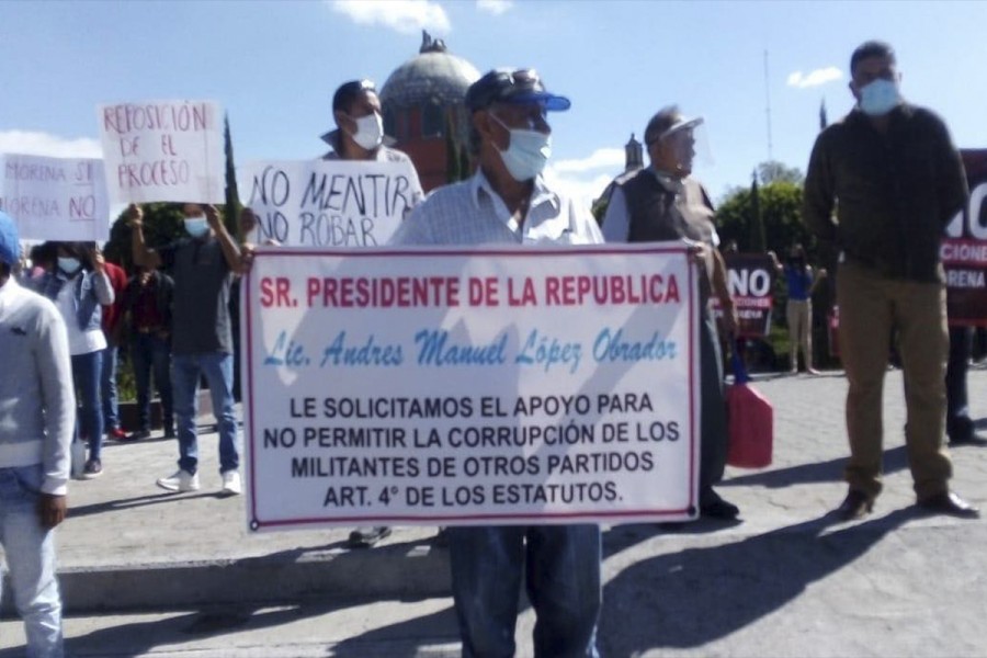 "Morena SÍ, @LorenaCuellar NO", corean militantes en #rechazo a designación arbitraria de @mario_delgado en #Tlaxcala