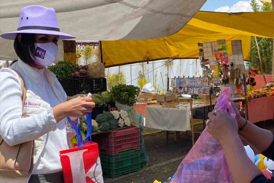 Entre propuestas y una caminata, visita Liliana Becerril Rojas el mercado del municipio de Tzompantepec
