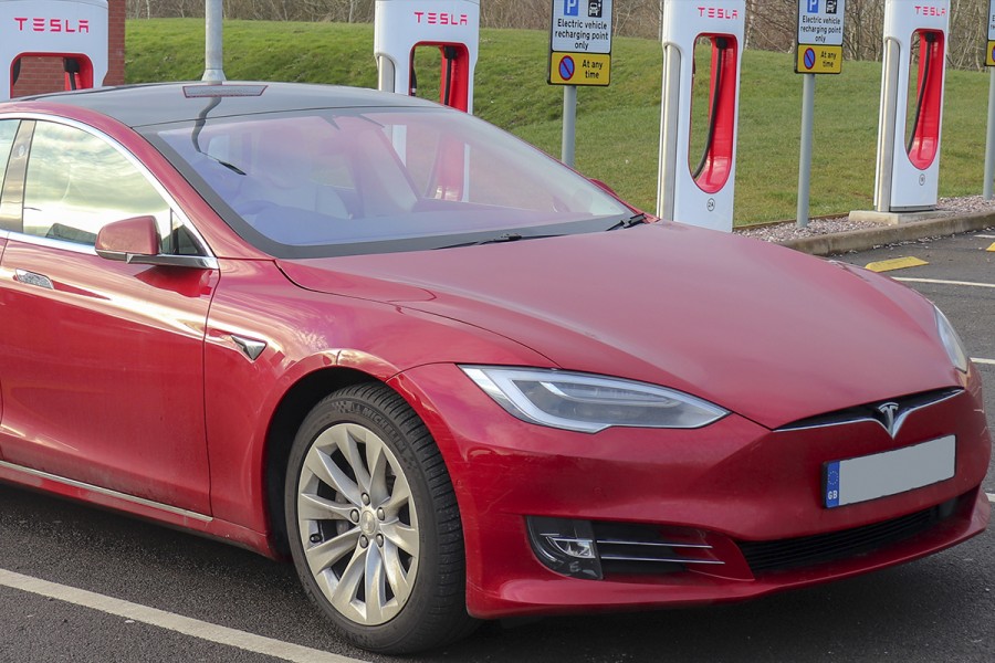 Tesla supera estimaciones en resultados del primer trimestre de 2021
