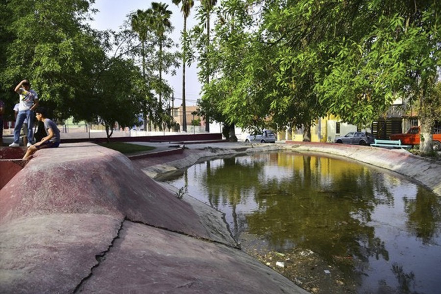 A falta de playas, niños de Saltillo improvisan albercas en parque público