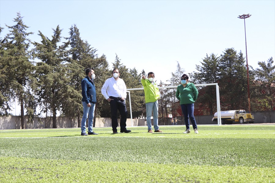 Supervisa alcalde de Huamantla trabajos de construcción de cancha de futbol 7