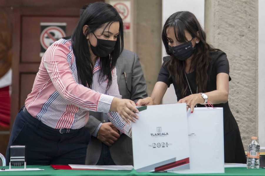 Entrega ejecutivo del estado paquete económico 2021 al congreso local @GobTlaxcala